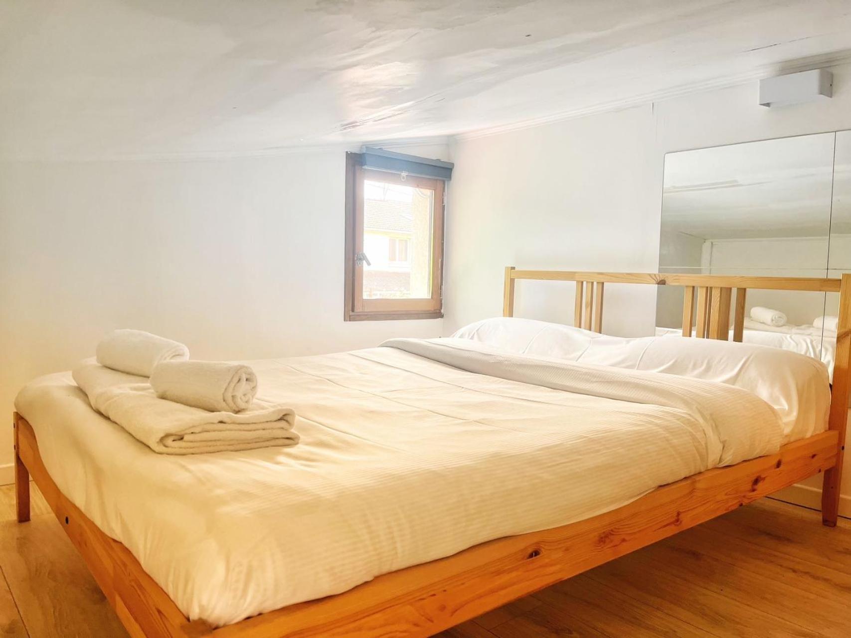 Calme Et Proche Metro Apartment *